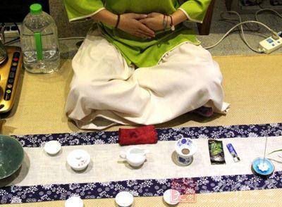 女士喝茶的手勢，女人正確喝茶手勢姿勢圖