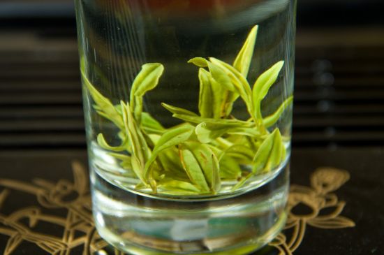 安吉白茶冷藏好還是冷凍好？這個需要根據(jù)存放時間來選擇