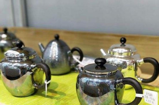 銀壺?zé)笏镉泻谏臇|西，為什么銀壺里有黑點