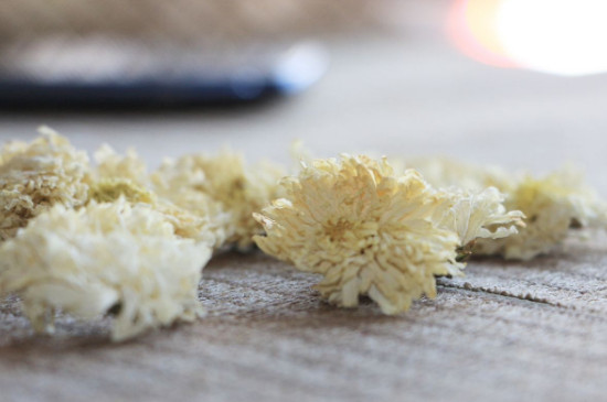 菊花茶買小朵還是大朵，泡茶用的小菊花和大菊花哪個(gè)好