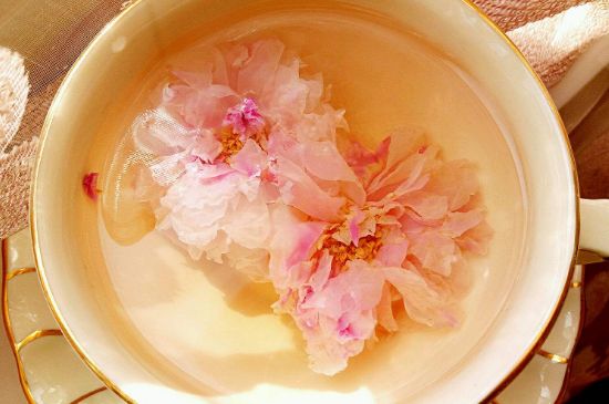 玫瑰花茶的功效與作用，堅(jiān)持喝一個(gè)月玫瑰花茶會(huì)怎樣？