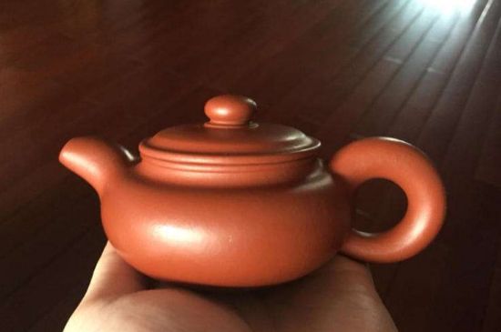 朱泥<a href=http://www.kptqqz.com/chaju/zisha/ target=_blank class=infotextkey>紫砂壺如何開壺</a>，朱泥壺日常泡茶養(yǎng)護