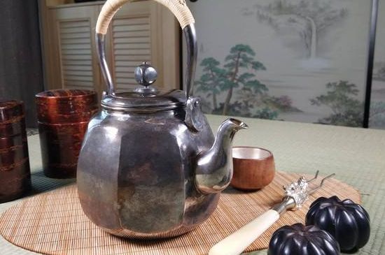 銀壺泡茶后為什么會變黑，銀壺內(nèi)膽發(fā)黑怎么辦