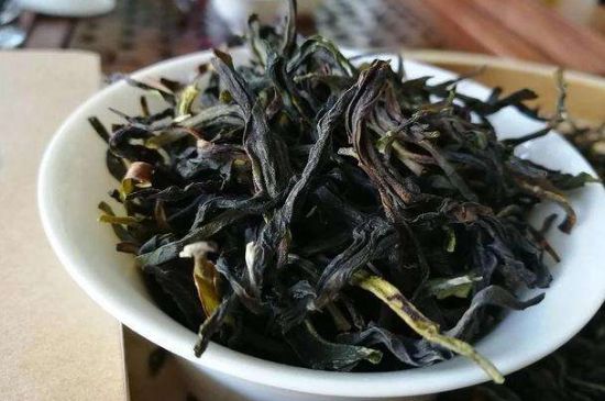 鴨屎香單叢雪片茶的特點，鳳凰雪片茶有什么特點？