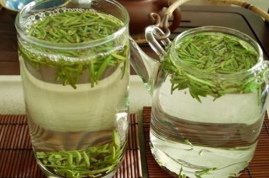 竹葉青和雀舌哪個(gè)貴，竹葉<a href=http://www.kptqqz.com/fenlei/wulongcha/ target=_blank class=infotextkey>青茶</a>貴嗎？