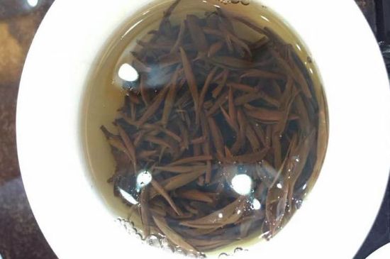 女人喝金駿眉的好處和壞處，女性喝金駿眉可減肥養(yǎng)顏